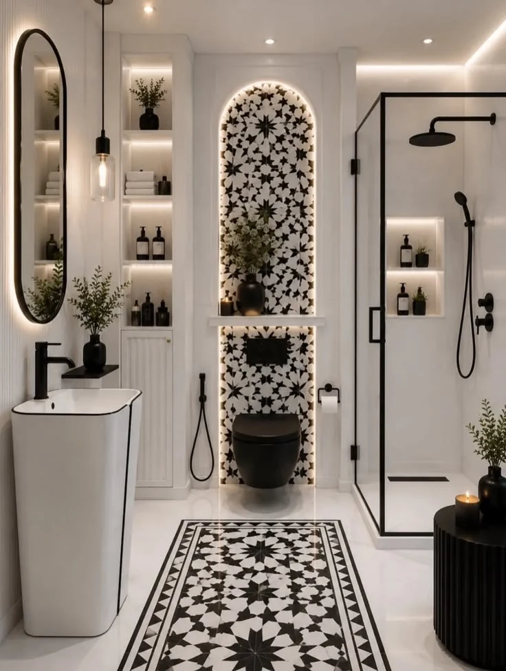 Siyah beyaz desenli banyo