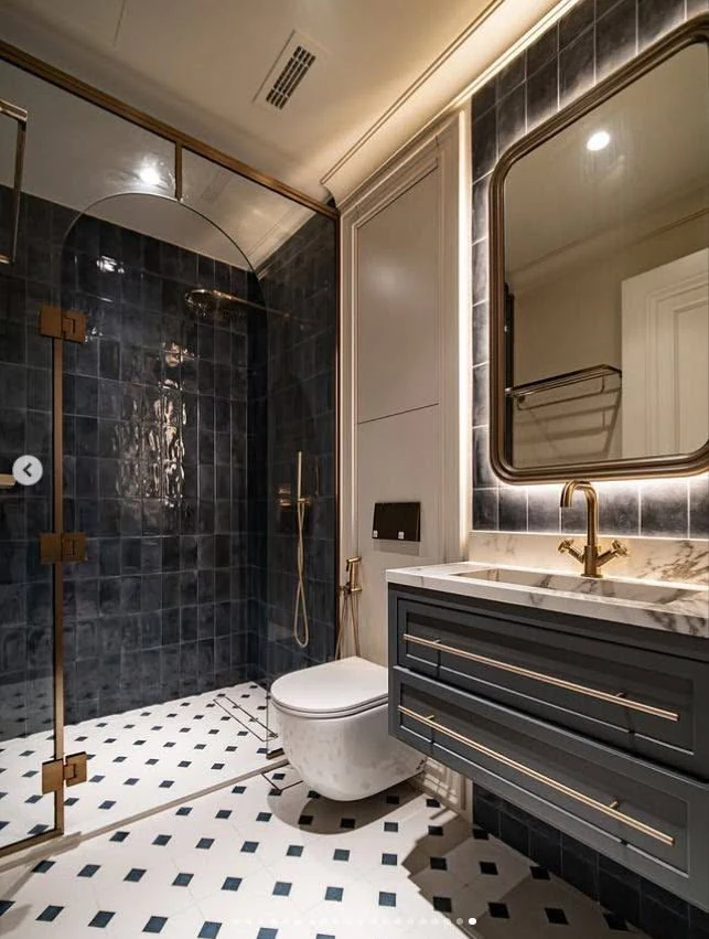 Klasik siyah ve pirinç banyo